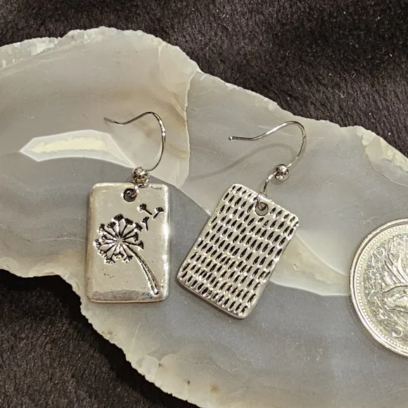 💥4 for $25💥 Dandelion Silvertone Earrings - Picture 3 of 7